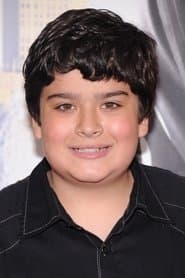 Devan Leos dans le rôle de Howie