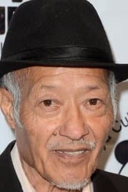 Aki Aleong dans le rôle de Dao