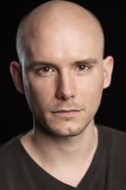 Aaron Goldenberg dans le rôle de Professor Holland