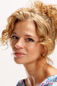 Magdalena Max-Neef dans le rôle de Lucy