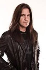 Shawn Drover dans le rôle de Drums