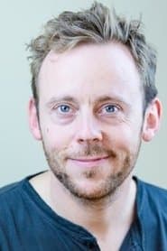 Alexander Perkins dans le rôle de Ian Calder