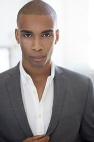 Julian Elijah Martinez dans le rôle de 5