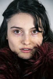 Katarina Dulude dans le rôle de Cassie Shaw