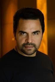 Manny Perez dans le rôle de Leon