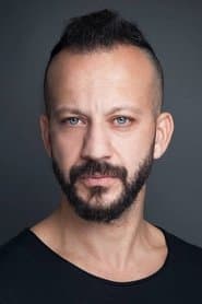 Rıza Kocaoğlu dans le rôle de Murat