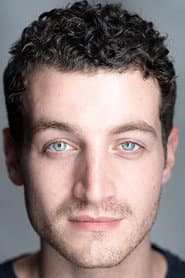 Jordan J Gallagher dans le rôle de Tony Brock