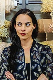 Jacqueline Martinez dans le rôle de Shania