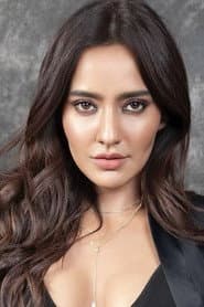 Neha Sharma dans le rôle de Simran Desai a.k.a. Bhadotri (Tenant)
