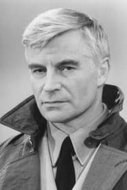 John Castle dans le rôle de McDaggett