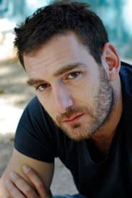 Florent Oullié في دور Narrateur (Voix VF)