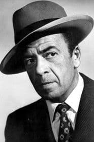 Lewis Charles dans le rôle de Earl Weiss
