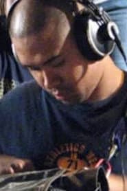 Mark Locsin dans le rôle de Radio Announcer