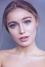Arina Postnikova as Asya