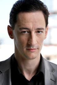 Owen Conway dans le rôle de Richard Doyle