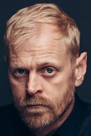 Carsten Bjørnlund في دور Adam Larsen