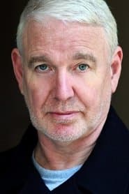 Simon Davies في دور Commander