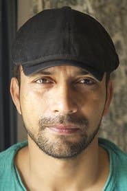 Deepak Dobriyal في دور Pappi Bhaisaab