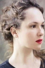 Celine Tyll dans le rôle de Denise