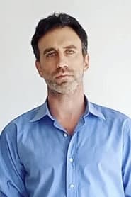 Juan Azar as Jefe
