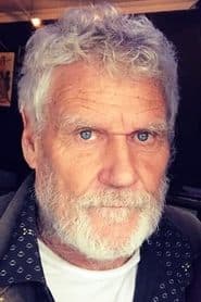 Ian Roberts dans le rôle de Doctor Rossouw