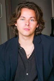 Tate Dewey dans le rôle de Elio