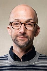 Jim Rash dans le rôle de Larry