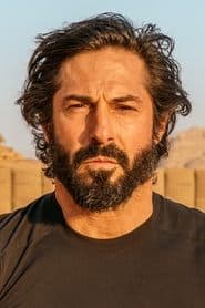 Rudy Reyes dans le rôle de Captain Vera