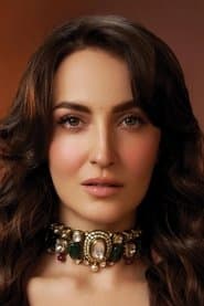 Elli Avram dans le rôle de Madhuri Pinto