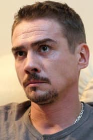 Денис Никифоров في دور Артем Колчин