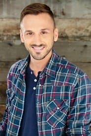 Adam McArthur dans le rôle de Male Reporter