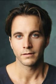 Joshua Collins dans le rôle de Henry Smith