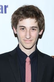 Noah Robbins dans le rôle de Male Assistant 1