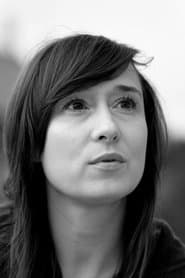 Dominika Bednarczyk dans le rôle de Bank Clerk