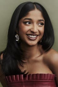 Maitreyi Ramakrishnan dans le rôle de Ella