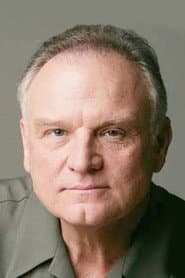 Bill Smitrovich في دور Farrell