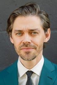 Tom Payne dans le rôle de Phil Goldman