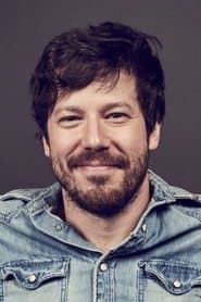 John Gallagher Jr. dans le rôle de Emmett