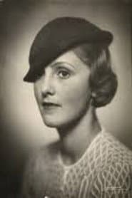 Nanna Stenersen as Birgit Lie, farmasøyt og venninne