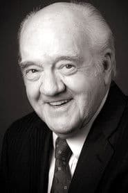 Richard Herd في دور Chairman Spencer