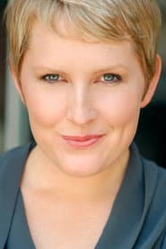 Natalie Joy Johnson dans le rôle de Enid