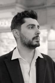 Deniz Zahmetsiz dans le rôle de Bülent