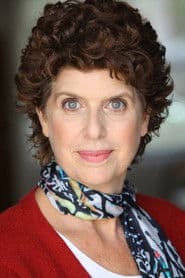 Deb Snyder dans le rôle de Martha Chu