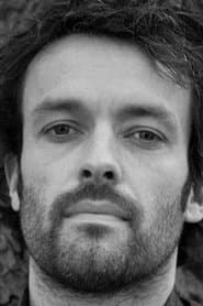 Alex Haw dans le rôle de Cobb