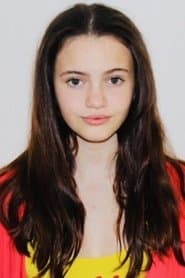 Skye Lucia Degruttola dans le rôle de Summer