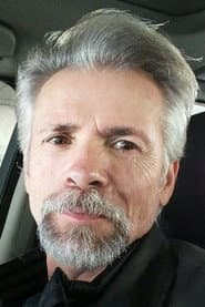 John Thaddeus dans le rôle de Tony