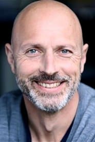 William Gay dans le rôle de Colin, le régisseur