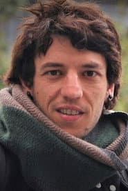 Jon Olivares dans le rôle de Asier