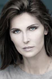 Yelena Popovic dans le rôle de Beautiful Russian Woman