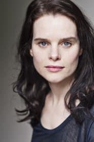 Rebecca Palmer dans le rôle de Pam, girl in squat